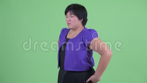 年轻体重超重的亚洲妇女背痛视频的预览图