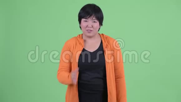 快乐年轻体重超重的亚洲女人为健身房准备握手视频的预览图