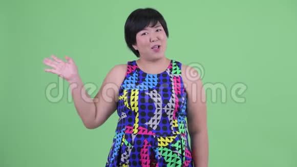 快乐年轻体重超重的亚洲女人挥手准备聚会视频的预览图