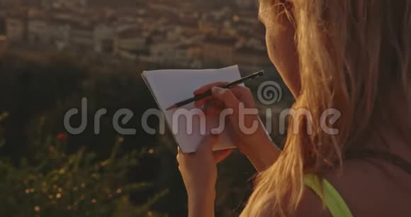 佛罗伦萨日落时从大自然中汲取的旅游女孩旅游艺术旅游生活方式城市理念拍摄视频的预览图