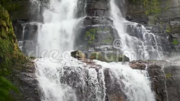 特写4k视频的悬崖和岩石在强大的瀑布视频的预览图
