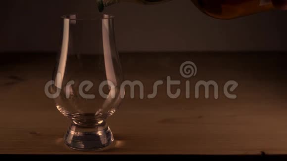 将单一麦芽威士忌倒入郁金香玻璃中视频的预览图