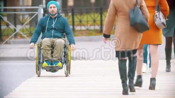 坐轮椅的残疾人在白天过马路视频的预览图