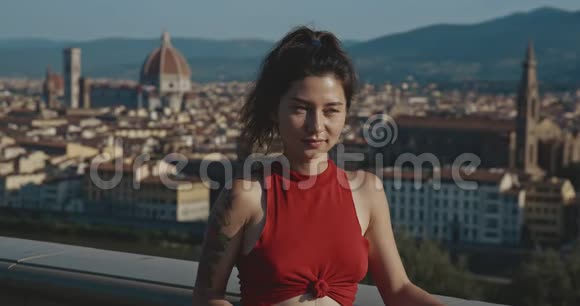 亚洲女人在意大利的背景下打电话复制空间旅游旅游交流商务视频的预览图