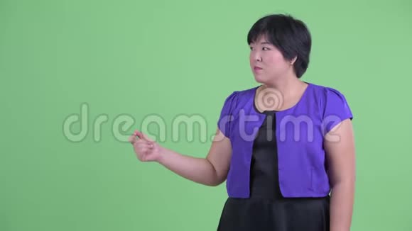 年轻肥胖的亚洲女人用手指拍打手指竖起大拇指视频的预览图