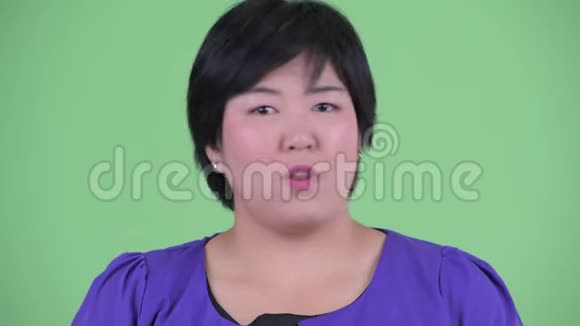 一张严肃的年轻超重的亚洲女人的脸没有点头视频的预览图