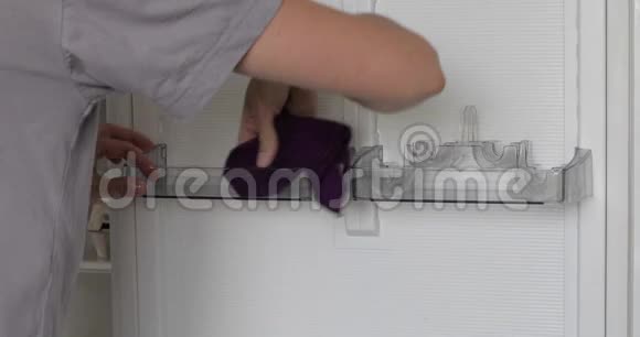女人在家里的冰箱里洗衣服视频的预览图