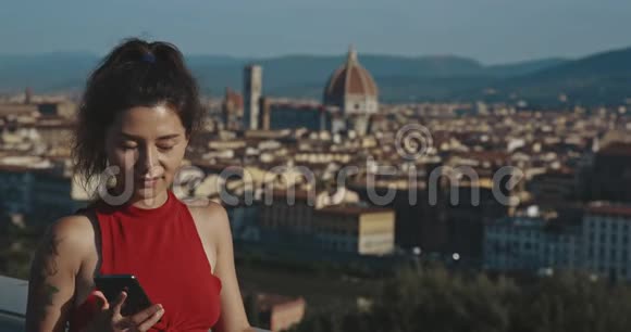 在意大利后台打电话的女人复制空间旅游旅游交流商务视频的预览图