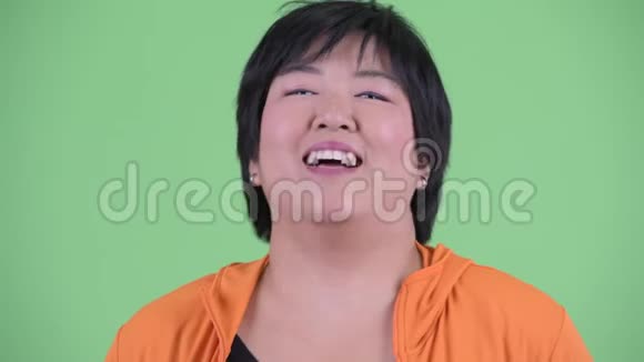年轻体重超重的亚洲女性开心地笑着准备去健身房视频的预览图