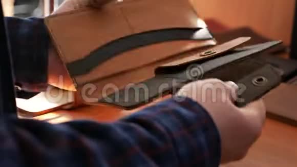 一只雄性手的特写皮夹在皮革内部手工制作的皮革制品视频的预览图