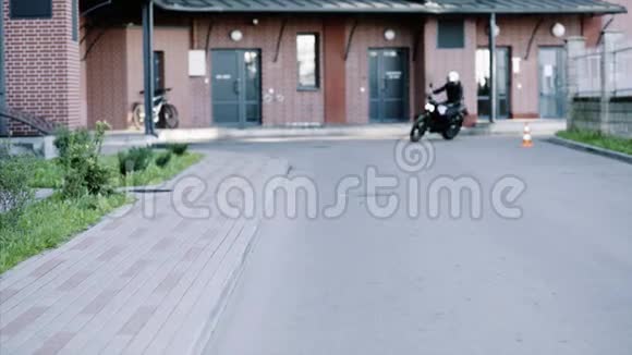 皮手套和黑色帽衫的自行车到达摩托车视频的预览图