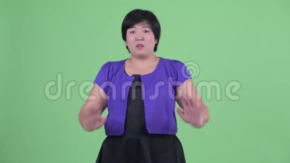 年轻肥胖的亚洲女人挥手视频的预览图