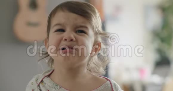 小哭小孩的肖像视频的预览图