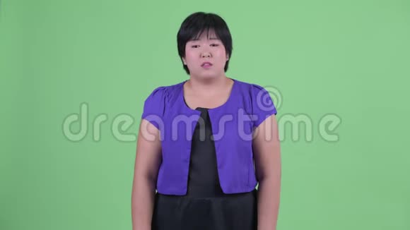 年轻体重超重的亚洲女人说话神情悲伤视频的预览图