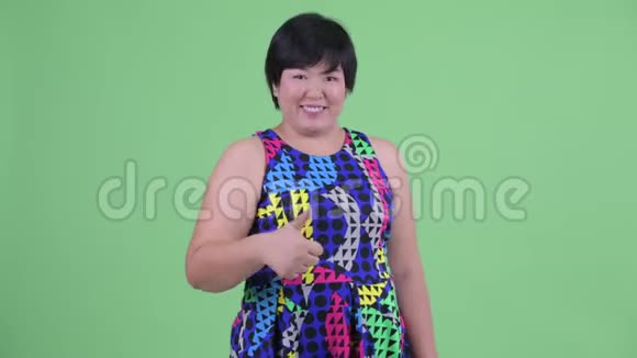 兴奋的年轻超重的亚洲女人竖起大拇指准备参加聚会视频的预览图