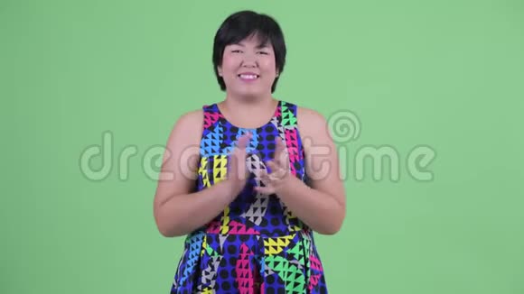 快乐年轻超重的亚洲女人拍手准备聚会视频的预览图