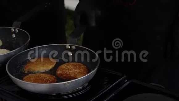 传统的煎锅薄煎饼煮沸油视频的预览图