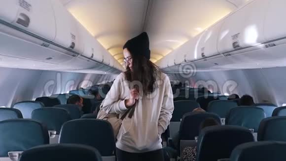 女孩在飞机上找座位视频的预览图