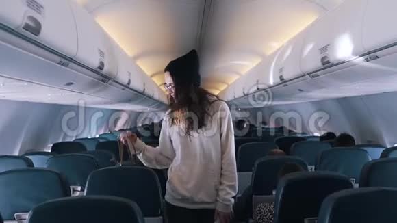 女孩在飞机上找座位视频的预览图
