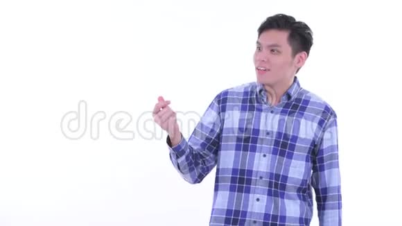 快乐的年轻亚洲潮人拍手指竖起大拇指视频的预览图