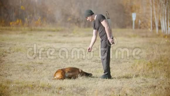 一个人训练他的德国牧羊犬视频的预览图