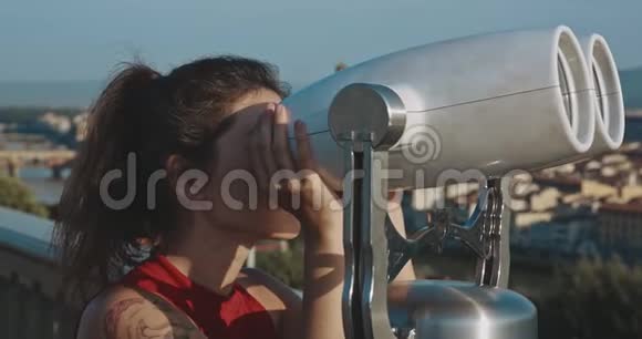 女游客通过望远镜观察佛罗伦萨的城市旅游旅游生活方式城市视频的预览图