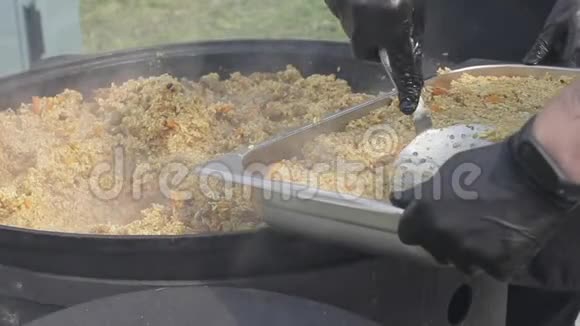用铸铁锅将热皮拉放入金属容器中视频的预览图
