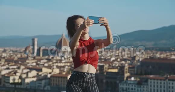 身体积极的女人腹部有疤痕在佛罗伦萨的背景下自拍旅游身体健康旅游视频的预览图