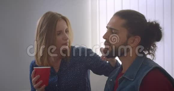 这张照片拍摄的是年轻的白种人的男朋友和女朋友在家里爱抚和交谈视频的预览图