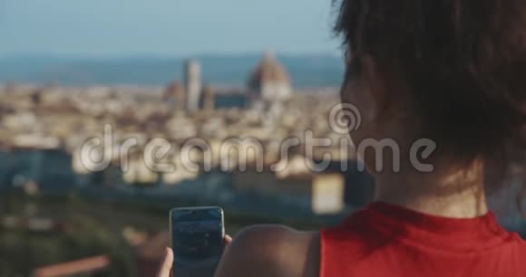 在日落时分一位观光妇女正站着观看佛罗伦萨的照片旅游旅游生活方式城市观念视频的预览图