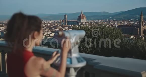女游客通过望远镜观看佛罗伦萨城的景色旅游旅游生活方式城市视频的预览图