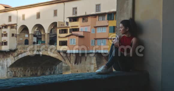 佛罗伦萨的亚洲女孩以庞特韦奇奥桥和阿诺河为背景年轻女子来访画像视频的预览图