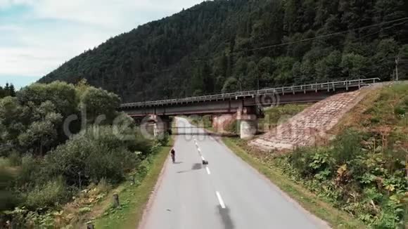 山地农村专业女三项运动员自行车加速训练女子运动员准备三项全能冠军视频的预览图