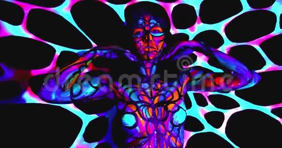 在紫外光照射下一位拥有多彩身体艺术的年轻女子正在摆姿势跳舞视频的预览图