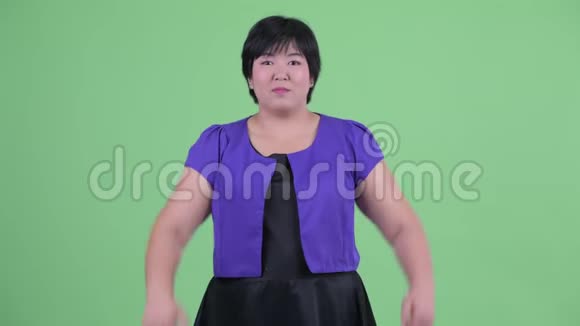 快乐的年轻超重的亚洲女人竖起大拇指看上去很兴奋视频的预览图