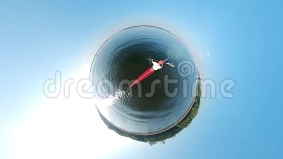 一个人正在沿着湖划着一个圆形的全景视频的预览图
