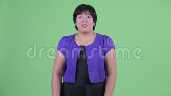 快乐的年轻超重的亚洲女人说话看起来很兴奋视频的预览图