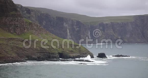 海浪冲击着苏格兰的海岸悬崖视频的预览图