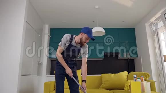 一个留着胡子的人在厨房里洗地板用拖把当吉他摆弄视频的预览图