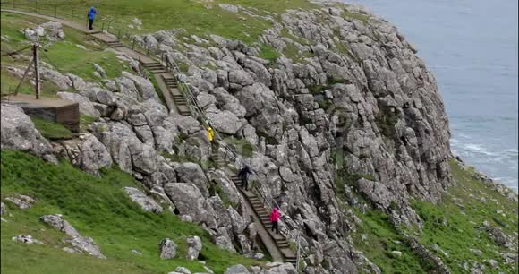 旅行者行走在美丽的苏格兰自然4K页视频的预览图