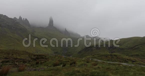 苏格兰斯凯岛上的斯托尔老人云雾缭绕的山景4K页视频的预览图