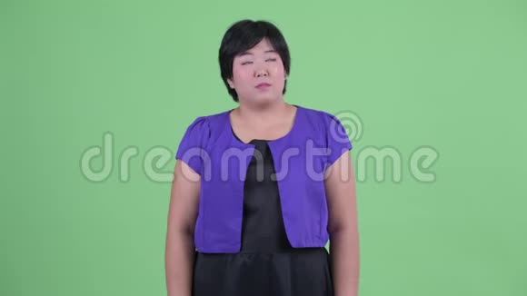 年轻体重超重的亚洲女性四处张望感到不安视频的预览图