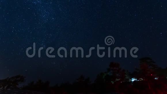 在淮南荡国家公园看到的星移过夜空的时间流逝视频的预览图