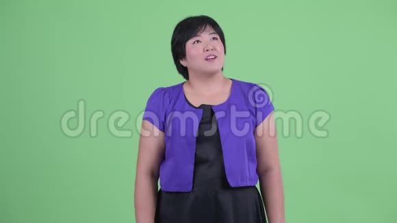 快乐的年轻超重的亚洲女人四处张望感到兴奋视频的预览图