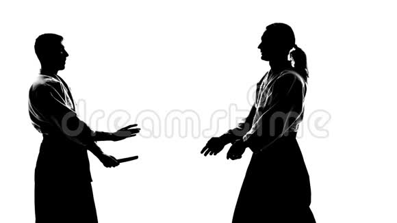 两名男性在基科吉或和服中的黑色细枝末节用坦托表现出合气道孤立无援白人慢动作快关门视频的预览图