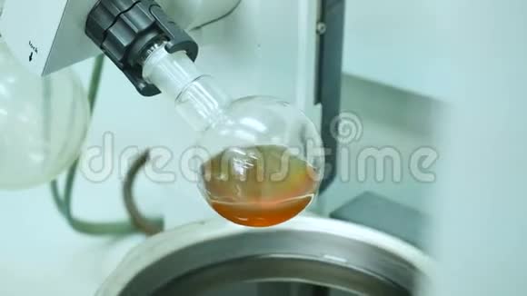 旋转烧瓶的化学装置视频的预览图
