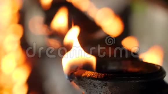 印度教寺庙长排火烧油灯特写4k视频视频的预览图