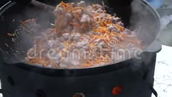 将搅拌好的肉和胡萝卜放入锅中煮熟视频的预览图