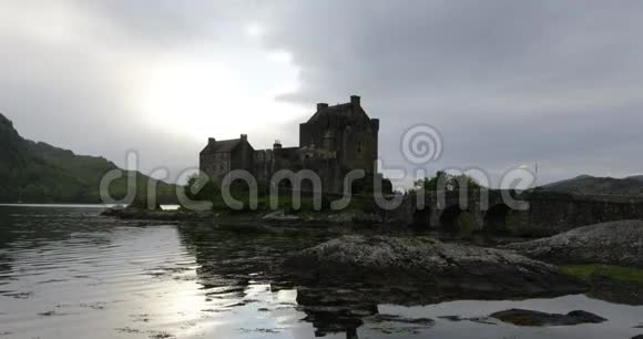 古老的苏格兰中世纪城堡和美丽的传统自然景观视频的预览图