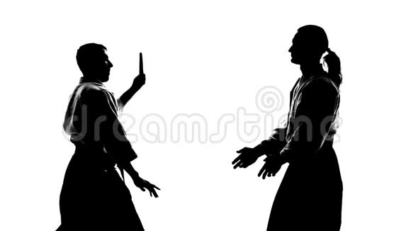 两名男性在基科吉或和服中的黑色细枝末节用坦托表现出合气道孤立无援白人慢动作快关门视频的预览图